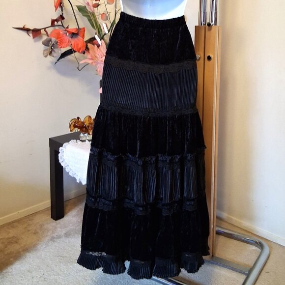 NWT Unique Designed Black Tiered Pleated Long Lined Skirt - Picture 5 of 7
